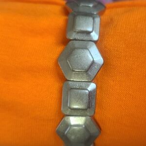 Wimens Premiere Gold Tone Stretch Bracelet.